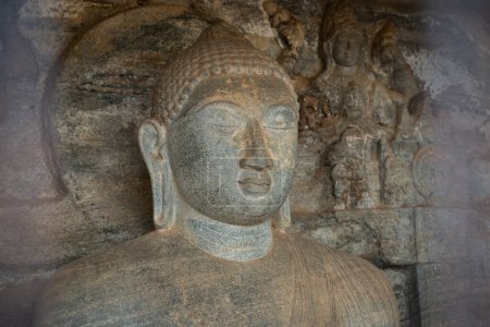 Schönes Gesicht einer kleinen Buddha-Statue in der künstlichen Höhle namens "Vidyhadhara Guha" in Gal Vihara in der antiken Stadt Polonnaruwa in Sri Lanka.