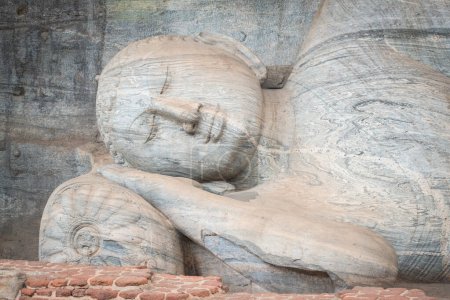 Das schöne Gesicht des liegenden Buddha ist 14 m lang und zeigt Buddha beim Betreten des Nirwana in Gal Vihara in der antiken Stadt Polonnaruwa, Sri Lanka.