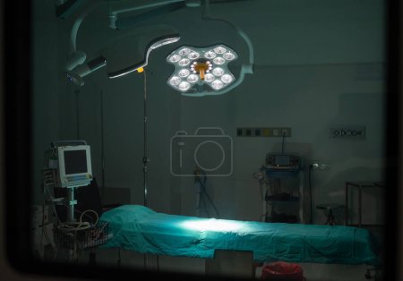 Foto de Un ambiente en quirófano (o sala quirúrgica) en el hospital. El quirófano, o quirófano, es una sala grande y estéril donde los cirujanos operan a los pacientes. - Imagen libre de derechos