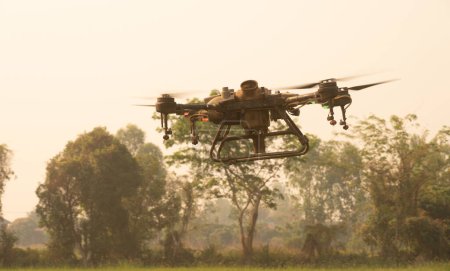Un drone agricole utilisé pour l'analyse du sol et des champs. Ils peuvent être utilisés pour monter des capteurs pour évaluer la teneur en humidité du sol, les conditions du terrain, etc..