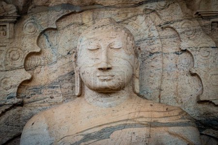 Schönes Gesicht von Buddha in Gal Vihara. Dies ist ein ungewöhnliches Merkmal der alten singhalesischen Skulptur in der antiken Stadt Polonnaruwa. Gal Vihara ist eine Gruppe von vier wunderschönen Buddhas aus Granit.