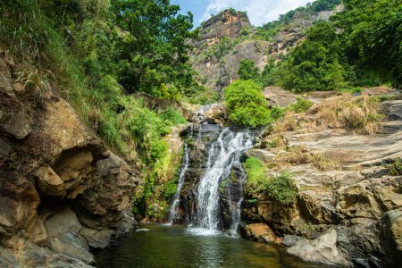 Schöne Aussicht auf die Ravana Falls, eine beliebte Sehenswürdigkeit in Ella, einer Bergstadt im zentralen Hochland Sri Lankas. Dieser Wasserfall misst etwa 25 m Höhe.
