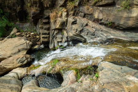 Der fließende Wasserstrom der Ravana Falls ist eine beliebte Sehenswürdigkeit in Ella, einer Bergstadt im zentralen Hochland Sri Lankas. Dieser Wasserfall misst etwa 25 m Höhe.