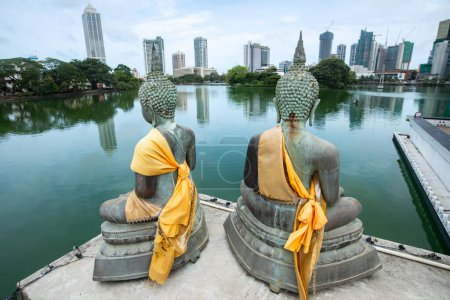 Foto de Estatuas de Buda de bronce situadas en el templo budista de Seema Malaka en el lago Beira en Colombo, Sri Lanka. Colombo es la capital comercial y la ciudad más grande de Sri Lanka. - Imagen libre de derechos