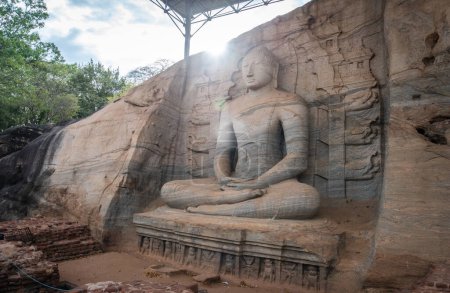 Hermoso Buda sentado en Gal Vihara. Esta es una característica inusual en la antigua escultura cingalesa en la antigua ciudad de Polonnaruwa. Gal Vihara es un grupo de cuatro hermosos Budas tallados por el granito.