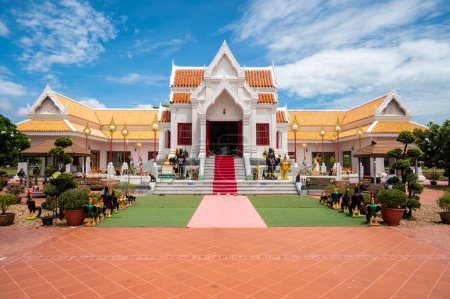 Foto de Phitsanulok, Tailandia: 19 de junio de 2023: Santuario del Rey Naraesuan en el Palacio de Chan la residencia de la familia real Ayutthaya en el siglo XV y siendo el lugar de nacimiento del Rey Naresuan. - Imagen libre de derechos