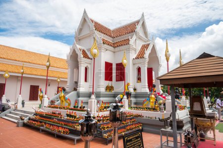 Foto de Phitsanulok, Tailandia: 19 de junio de 2023: Santuario del Rey Naraesuan en el Palacio de Chan la residencia de la familia real Ayutthaya en el siglo XV y siendo el lugar de nacimiento del Rey Naresuan. - Imagen libre de derechos