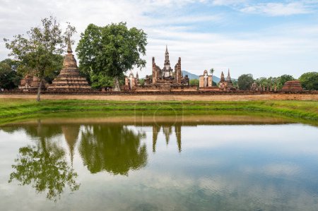 Foto de Vista panorámica del templo de Wat Mahathat el más importante e impresionante complejo de templos en el Parque Histórico de Sukhothai en la provincia de Sukhothai de Tailandia. - Imagen libre de derechos