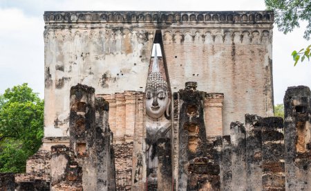 Foto de Enorme estatua de Buda dentro de un edificio techado del templo de Wat Si Chum ubicado en la zona norte del Parque Histórico Sukhothai fuera de la ciudad amurallada. - Imagen libre de derechos