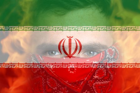 Defokussierter Protest im Iran. Gesicht junger Mann mit Kopftuch. Krieg um die Grenze. Feuer, Flamme. Großaufnahme Männergesicht. Länderflagge. Unscharf.