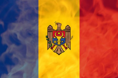 Desocupe la protesta en Moldavia. Bandera de Moldavia pintada sobre fondo de llama de fuego. Fuerza, potencia, concepto de protesta. Guerra de Rusia. Fuera de foco.