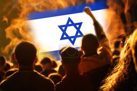 Foto de Protestas Israel Tel Aviv. Bandera de Israel. Protesta en Israel 2023. Levanta la mano. Ministro de Defensa. Fuego. Fuera de foco. - Imagen libre de derechos