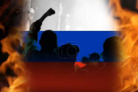 Concepto de guerra civil en Rusia. PMK Wagner contra el ejército ruso. Prigozhin contra Putin. Bandera. Manifestantes en las calles. Fuego y llama.