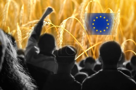 Los agricultores protestan en Europa. Bandera de la UE, trigo y antecedentes humanos.