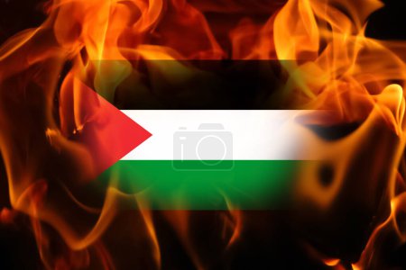 Nahaufnahme der Flagge Palästinas, die in der Flamme weht. Palästina-Israel-Krieg. Banner für Design. Flamme und Feuer. Hintergrund der palästinensischen Flagge.