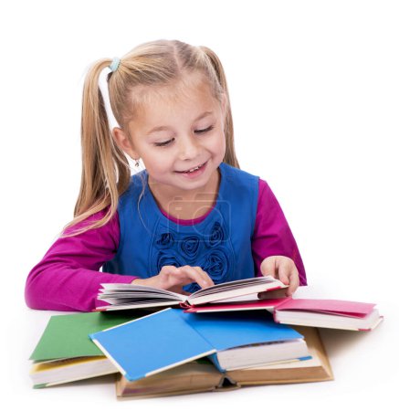 Mädchen liest ein Buch isoliert auf weiß