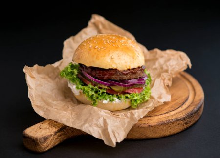 Téléchargez les photos : Hamburger classique hamburger américain avec fromage, bacon, tomate et laitue - en image libre de droit