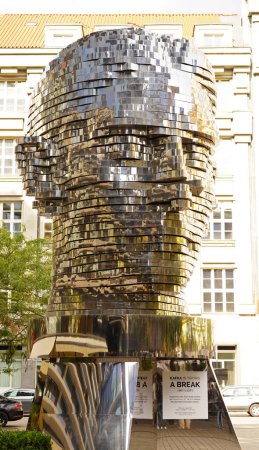Foto de La cabeza de Praga Kafka. Praga, República Checa, septiembre de 2023: escultura en forma de cabeza del escritor de habla alemana Franz Kafka - Imagen libre de derechos