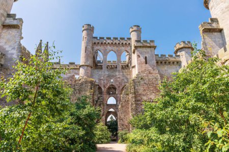 Téléchargez les photos : À l'intérieur du château de Lowther en ruine dans le district des lacs anglais est une destination touristique populaire. - en image libre de droit