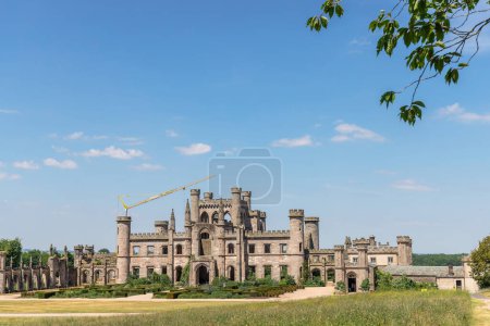 Téléchargez les photos : Ruines du château de Lowther et ses jardins dans le district des lacs anglais est une destination touristique populaire. - en image libre de droit