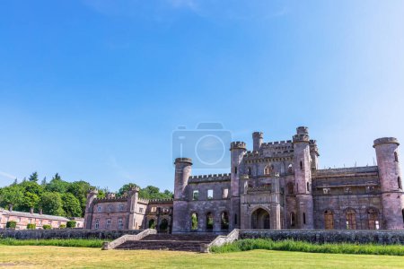 Téléchargez les photos : Les marches et l'entrée principale du château de Lowther et ses jardins dans le district des lacs anglais est une destination touristique populaire. - en image libre de droit