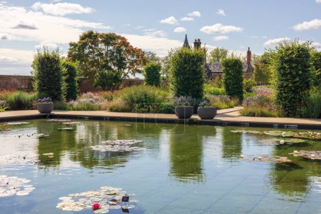 Foto de Worsley, Manchester, Reino Unido - 8 de agosto de 2023: La fuente de agua en el jardín de RHS Bridgewater en Salford es una atracción popular de un jardín público. - Imagen libre de derechos