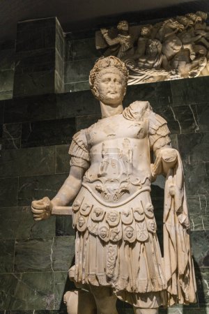 Foto de Antalya, Turquía - 17 de enero de 2024: Escultura greco romana del emperador Adriano blindado expuesta en el Museo Arqueológico de Antalya, Turquía. - Imagen libre de derechos
