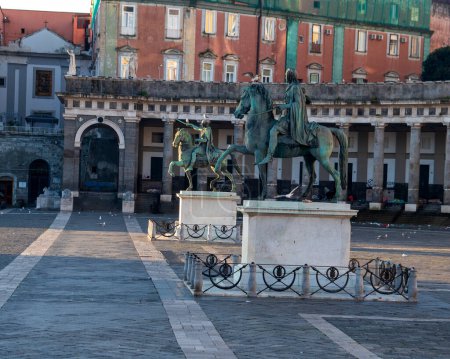 Bronzene Reiterstatuen dominieren die historische Piazza Plebiscito in Neapel, die im frühen Morgenlicht italienische Architektur und Kunst präsentieren