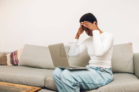 Foto de Black woman worried with laptop - Imagen libre de derechos