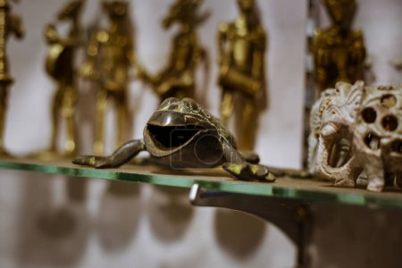 Foto de Artículos de cobre y latón usados por reyes y plebeyos en Sri Lanka antes de la independencia. Estos productos metálicos de cobre y latón tienen más de 100 años de antigüedad - Imagen libre de derechos