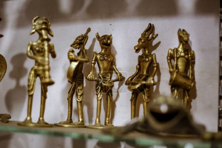 Foto de Artículos de cobre y latón usados por reyes y plebeyos en Sri Lanka antes de la independencia. Estos productos metálicos de cobre y latón tienen más de 100 años de antigüedad - Imagen libre de derechos
