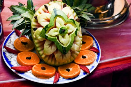 Téléchargez les photos : Sculptures de fruits et légumes, Décoration de sculpture de fruits thaï d'affichage à la main - en image libre de droit