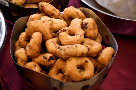 Téléchargez les photos : View of Medu Vada also known as Ulundu Vadai is a popular and traditional recipe of Tamil Nadu made with Urad dal. - en image libre de droit