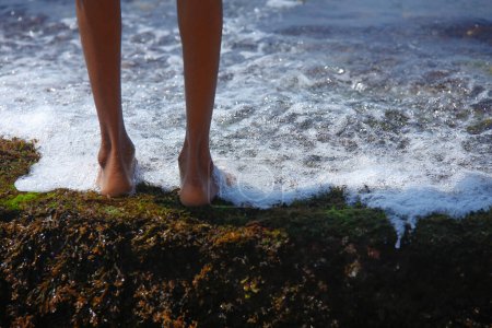 Foto de Pies de Niño en el agua junto al mar - Imagen libre de derechos