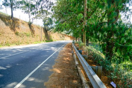 Schöne Hügel Straße leer in Nuwara Eliya Sri Lanka