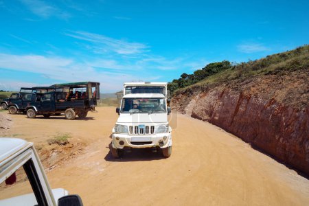 Téléchargez les photos : Safari jeep avec touriste de Moon Plains Sri Lanka Nuwara Eliya Sri lanka - en image libre de droit