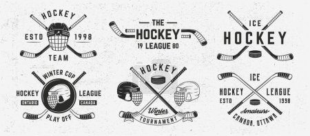 Téléchargez les illustrations : Ensemble logo hockey sur glace. 6 emblèmes de hockey sur glace avec casques, balles, indices et icônes de bannière de ruban. Hipster Design. Emblème, gabarits d'affiches. Illustration vectorielle - en licence libre de droit