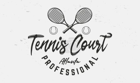 Téléchargez les illustrations : Modèle de logo de court de tennis. Emblème de tennis, étiquette, affiche. Raquettes de tennis croisées et balles isolées sur fond blanc. Modèle d'emblème vectoriel - en licence libre de droit