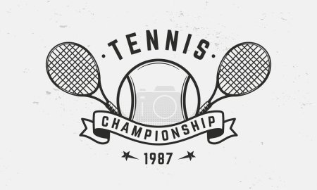 Téléchargez les illustrations : Modèle de logo de championnat de tennis. Logo tennis. Raquettes de tennis avec bannière balle et ruban isolées sur fond blanc. Emblème vectoriel - en licence libre de droit