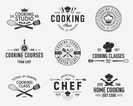 Téléchargez les illustrations : Logo de la classe de cuisine. Set de 9 modèles de cuisine pour studio alimentaire, cours de cuisine, logo de l'école culinaire. Design tendance vintage hipster. Illustration vectorielle - en licence libre de droit