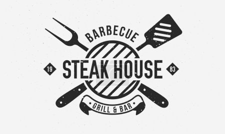 Téléchargez les illustrations : Steak House, modèle de logo de barbecue. Emblème BBQ avec fourchette à griller, spatule et bannière à ruban. Affiche vintage tendance. Illustration vectorielle - en licence libre de droit