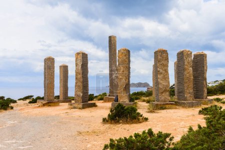 La versión de Ibiza de Stonehenge, llamada Tiempo y Espacio, fotografiada en un día nublado de primavera. Las 13 esculturas de columna de basalto masivas están financiadas por Guy Laliberte, propietario del Cirque de Soleil. Se ubican cerca de Cala Llenta en el suroeste de Ibiza, y 