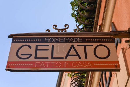 Ladenschild für ein Geschäft mit hausgemachtem Eis, das an einer Wand vor dem Geschäft hängt, in Peschiera del Garda, Veneto, Italien.