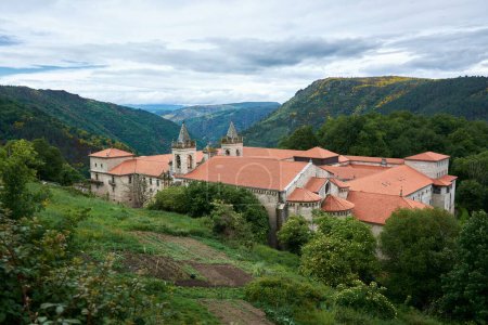 Foto de Vista del Monasterio de Santo Estevo de Ribas del Sil en Nogueira de Ramuin. Ourense, provincia de Galicia, España. - Imagen libre de derechos