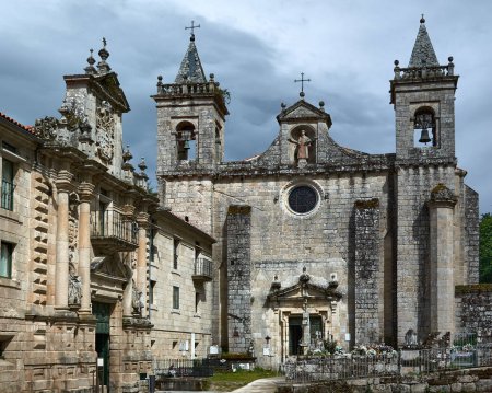Foto de Vista frontal de la fachada del Monasterio de Santo Estevo de Ribas del Sil en Ourense, provincia de Galicia, España. - Imagen libre de derechos