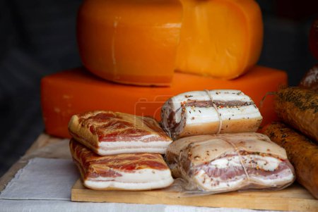 Téléchargez les photos : Morceaux de bacon rustique attachés avec de la ficelle sur une nappe. - en image libre de droit
