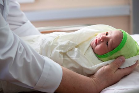 Téléchargez les photos : Medical staff caring for a newborn in the hospital. - en image libre de droit