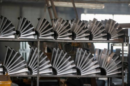 Foto de Blindajes metálicos en la tienda de una planta metalúrgica. - Imagen libre de derechos
