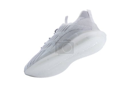 Sneaker aus weißem Stoff mit Schnürung auf weißem Hintergrund.