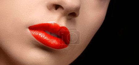 Foto de Labios con lápiz labial rojo. Detalle de maquillaje labial rojo. Hermoso lápiz labial de color o primer plano brillo. - Imagen libre de derechos
